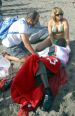 Sunbather aids immigrant (EFE)